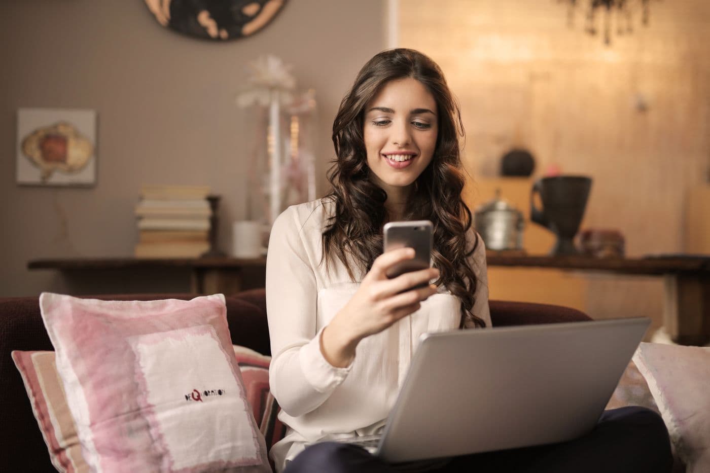 Hände mit Smartphone und App